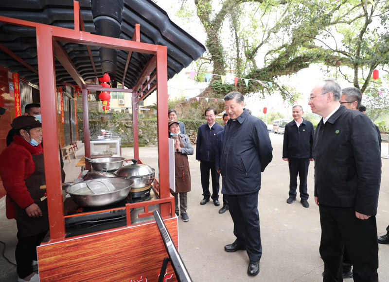 3月22日至25日，中共中央總書記、國家主席、中央軍委主席習(xí)近平在福建考察。這是23日下午，習(xí)近平在三明沙縣夏茂鎮(zhèn)俞邦村考察時(shí)，在小吃攤邊同鄉(xiāng)親們親切交談。新華社記者 王曄 攝