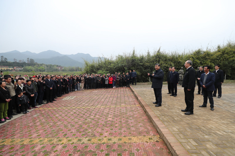 3月22日至25日，中共中央總書記、國家主席、中央軍委主席習(xí)近平在福建考察。這是23日下午，習(xí)近平在三明沙縣夏茂鎮(zhèn)俞邦村考察時(shí)，同鄉(xiāng)親們親切交流。新華社記者 王曄 攝