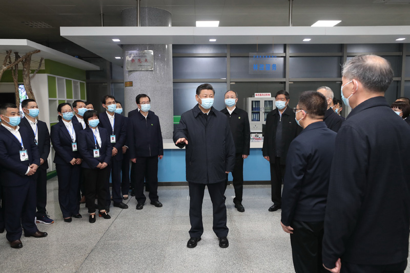 3月22日至25日，中共中央總書記、國家主席、中央軍委主席習(xí)近平在福建考察。這是23日下午，習(xí)近平在三明沙縣農(nóng)村產(chǎn)權(quán)交易中心考察時(shí)，同工作人員、辦事群眾等親切交流。新華社記者 王曄 攝