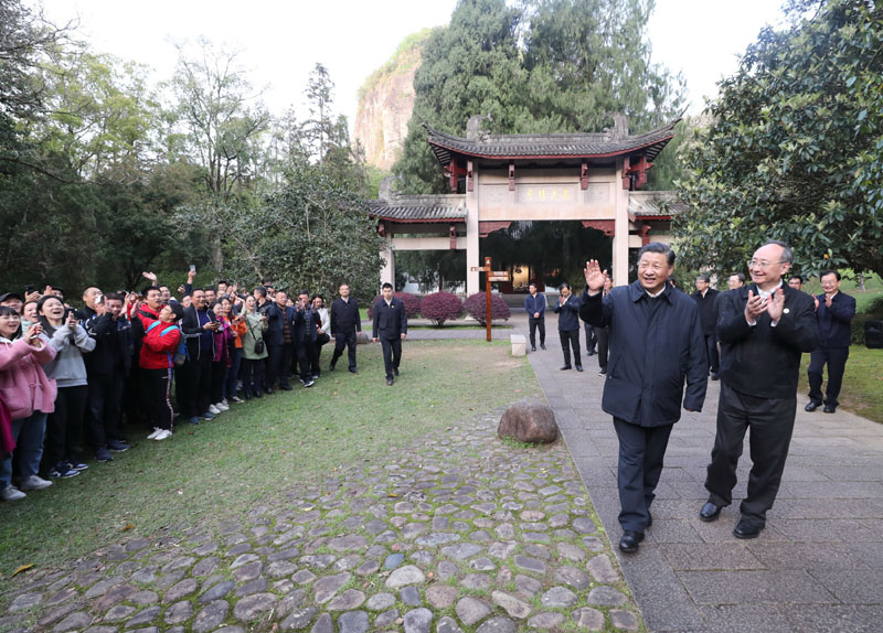 3月22日至25日，中共中央總書記、國家主席、中央軍委主席習(xí)近平在福建考察。這是22日下午，習(xí)近平在南平武夷山朱熹園考察時(shí)，向游客招手致意。新華社記者 王曄 攝