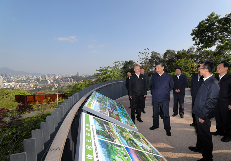 3月22日至25日，中共中央總書記、國家主席、中央軍委主席習(xí)近平在福建考察。這是24日下午，習(xí)近平在福州福山郊野公園觀景平臺(tái)，聽取城市生態(tài)公園規(guī)劃建設(shè)、城市水系綜合治理情況匯報(bào)。新華社記者 王曄 攝