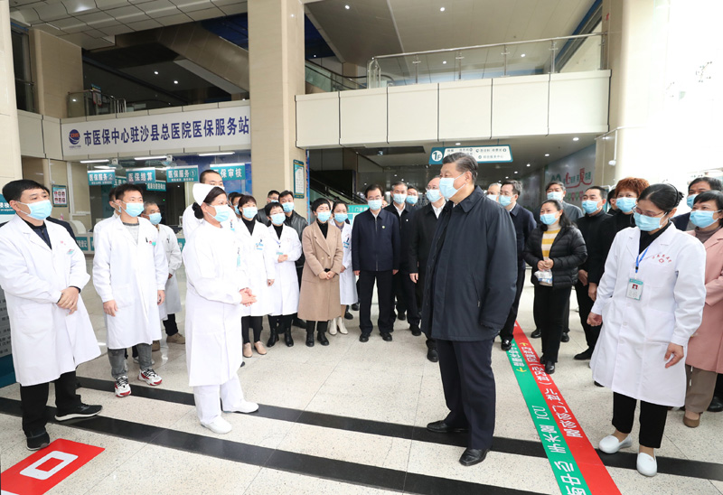 3月22日至25日，中共中央總書記、國家主席、中央軍委主席習(xí)近平在福建考察。這是23日上午，習(xí)近平在三明沙縣總醫(yī)院住院樓一層大廳，聽取醫(yī)改情況介紹。新華社記者 王曄 攝