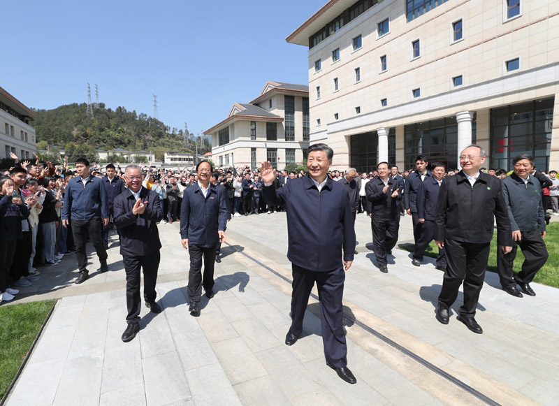 3月22日至25日，中共中央總書記、國家主席、中央軍委主席習(xí)近平在福建考察。這是25日上午，習(xí)近平在福州閩江學(xué)院考察時(shí)，向師生們揮手致意。新華社記者 王曄 攝