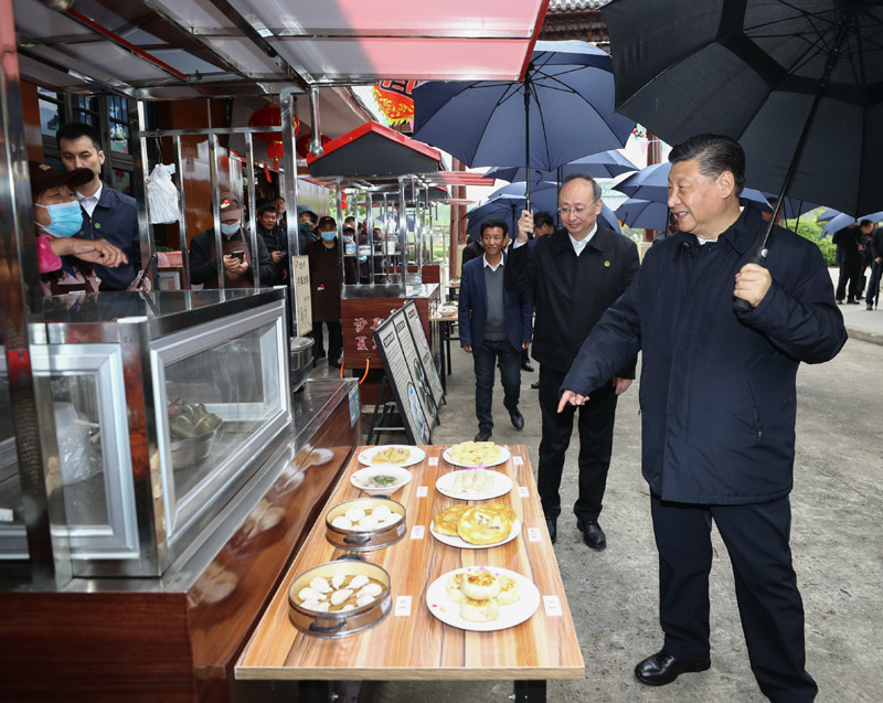 3月22日至25日，中共中央總書記、國家主席、中央軍委主席習(xí)近平在福建考察。這是23日下午，習(xí)近平在三明沙縣夏茂鎮(zhèn)俞邦村考察時(shí)，在小吃攤邊同鄉(xiāng)親們親切交談。新華社記者 鞠鵬 攝