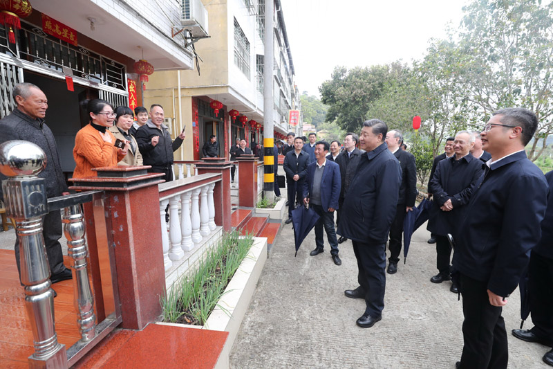 3月22日至25日，中共中央總書記、國家主席、中央軍委主席習(xí)近平在福建考察。這是23日下午，習(xí)近平在三明沙縣夏茂鎮(zhèn)俞邦村考察時(shí)，同村民親切交流。新華社記者 王曄 攝