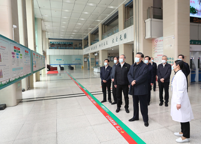 3月22日至25日，中共中央總書記、國家主席、中央軍委主席習(xí)近平在福建考察。這是23日上午，習(xí)近平在三明沙縣總醫(yī)院住院樓一層大廳，聽取醫(yī)改情況介紹。新華社記者 王曄 攝