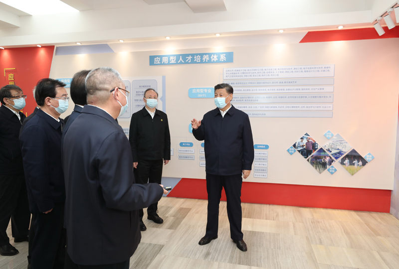 3月22日至25日，中共中央總書記、國家主席、中央軍委主席習(xí)近平在福建考察。這是25日上午，習(xí)近平在福州閩江學(xué)院，參觀校史和應(yīng)用型辦學(xué)成果展示。新華社記者 王曄 攝