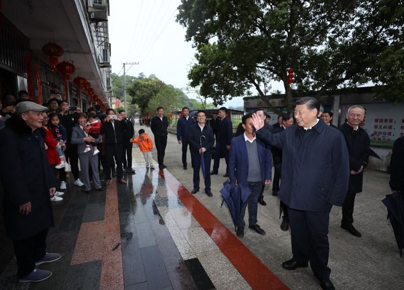 3月22日至25日，中共中央總書記、國家主席、中央軍委主席習(xí)近平在福建考察。這是23日下午，習(xí)近平在三明沙縣夏茂鎮(zhèn)俞邦村考察時(shí)，同村民親切交流。新華社記者 鞠鵬 攝