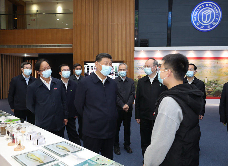 3月22日至25日，中共中央總書記、國家主席、中央軍委主席習(xí)近平在福建考察。這是25日上午，習(xí)近平在福州閩江學(xué)院，參觀校史和應(yīng)用型辦學(xué)成果展示。新華社記者 王曄 攝