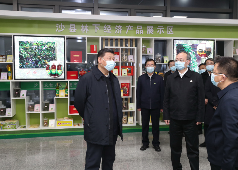3月22日至25日，中共中央總書記、國家主席、中央軍委主席習(xí)近平在福建考察。這是23日下午，習(xí)近平在三明沙縣農(nóng)村產(chǎn)權(quán)交易中心考察。新華社記者 王曄 攝