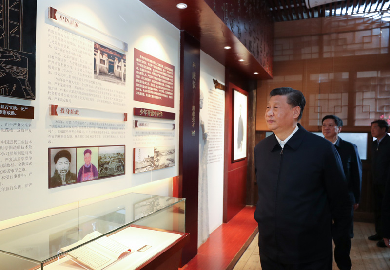 3月22日至25日，中共中央總書記、國家主席、中央軍委主席習(xí)近平在福建考察。這是24日下午，習(xí)近平在福州三坊七巷歷史文化街區(qū)參觀嚴(yán)復(fù)故居。新華社記者 鞠鵬 攝