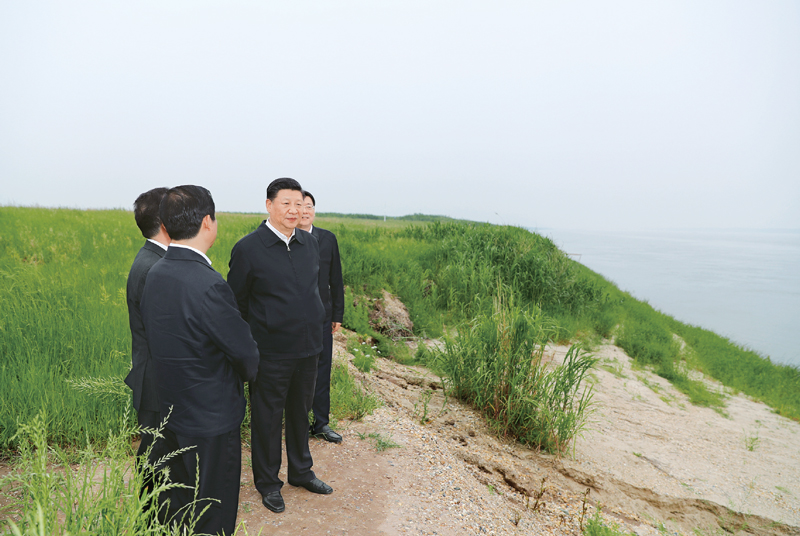2018年4月26日下午，中共中央總書記、國(guó)家主席、中央軍委主席習(xí)近平在武漢主持召開深入推動(dòng)長(zhǎng)江經(jīng)濟(jì)帶發(fā)展座談會(huì)并發(fā)表重要講話。這是座談會(huì)前，習(xí)近平于25日下午在岳陽(yáng)市君山華龍碼頭察看非法砂石碼頭取締及整治復(fù)綠、濕地修復(fù)情況。 新華社記者 謝環(huán)馳/攝