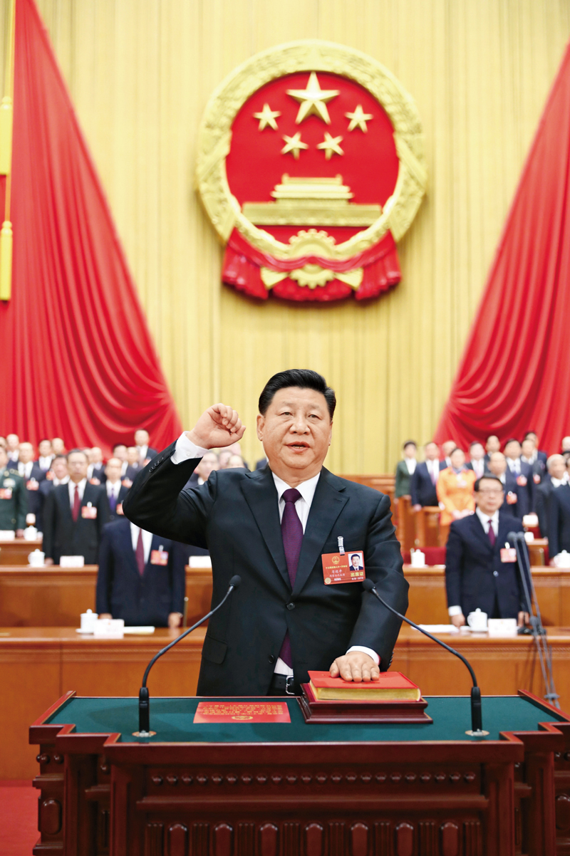 2018年3月17日，十三屆全國(guó)人大一次會(huì)議在北京人民大會(huì)堂舉行第五次全體會(huì)議。習(xí)近平當(dāng)選中華人民共和國(guó)主席、中華人民共和國(guó)中央軍事委員會(huì)主席。這是習(xí)近平進(jìn)行憲法宣誓。 新華社記者 鞠鵬/攝