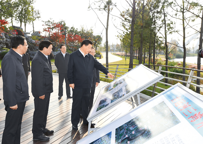 2020年11月12日至13日，中共中央總書記、國(guó)家主席、中央軍委主席習(xí)近平在江蘇考察。這是13日下午，習(xí)近平在揚(yáng)州市運(yùn)河三灣生態(tài)文化公園考察，了解運(yùn)河生態(tài)環(huán)境保護(hù)修復(fù)情況。 新華社記者 謝環(huán)馳/攝