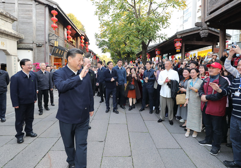 3月22日至25日，中共中央總書(shū)記、國(guó)家主席、中央軍委主席習(xí)近平在福建考察。這是24日下午，習(xí)近平在福州三坊七巷歷史文化街區(qū)考察時(shí)，向游客和市民招手致意。新華社記者 鞠鵬 攝