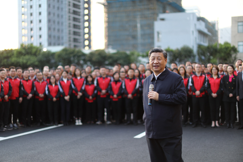3月22日至25日，中共中央總書(shū)記、國(guó)家主席、中央軍委主席習(xí)近平在福建考察。這是24日下午，習(xí)近平在福州福建福光股份有限公司考察時(shí)，同企業(yè)員工親切交流。新華社記者 鞠鵬 攝