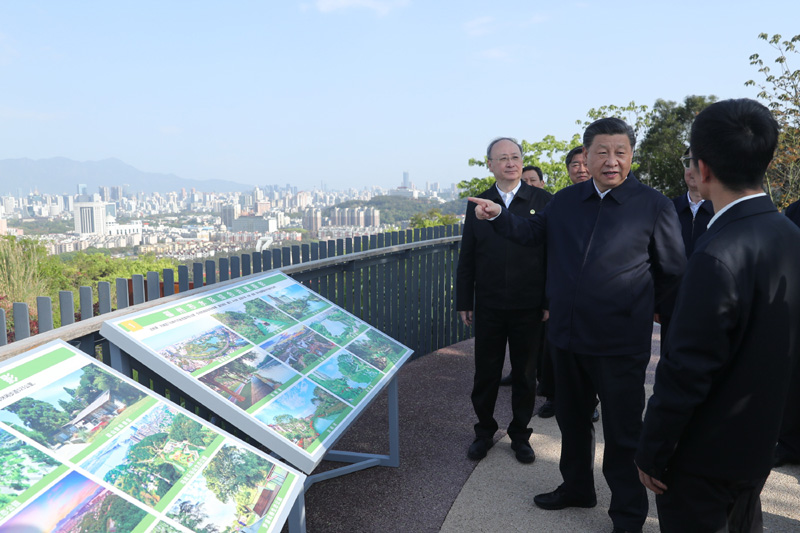 3月22日至25日，中共中央總書(shū)記、國(guó)家主席、中央軍委主席習(xí)近平在福建考察。這是24日下午，習(xí)近平在福州福山郊野公園觀景平臺(tái)，聽(tīng)取城市生態(tài)公園規(guī)劃建設(shè)、城市水系綜合治理情況匯報(bào)。新華社記者 鞠鵬 攝