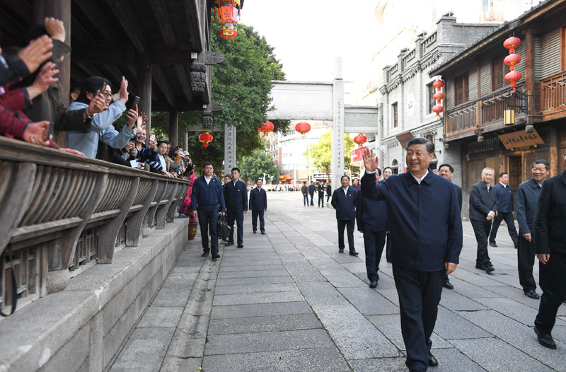3月22日至25日，中共中央總書(shū)記、國(guó)家主席、中央軍委主席習(xí)近平在福建考察。這是24日下午，習(xí)近平在福州三坊七巷歷史文化街區(qū)考察時(shí)，向游客和市民招手致意。新華社記者 燕雁 攝