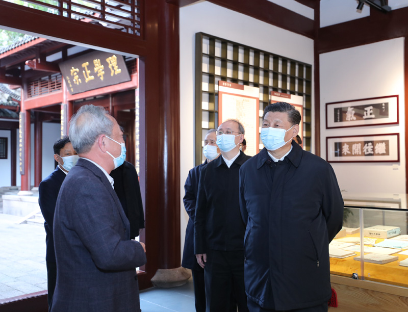 3月22日至25日，中共中央總書(shū)記、國(guó)家主席、中央軍委主席習(xí)近平在福建考察。這是22日下午，習(xí)近平在南平武夷山朱熹園，了解朱熹生平及理學(xué)研究等情況。新華社記者 鞠鵬 攝
