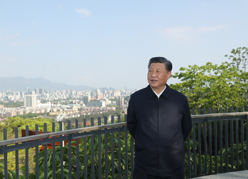 3月22日至25日，中共中央總書(shū)記、國(guó)家主席、中央軍委主席習(xí)近平在福建考察。這是24日下午，習(xí)近平在福州福山郊野公園觀景平臺(tái)，聽(tīng)取城市生態(tài)公園規(guī)劃建設(shè)、城市水系綜合治理情況匯報(bào)。新華社記者 鞠鵬 攝