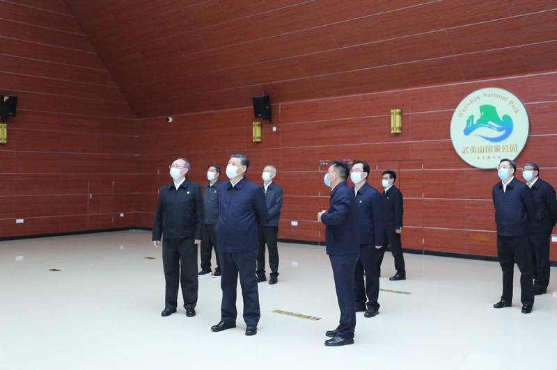 3月22日至25日，中共中央總書(shū)記、國(guó)家主席、中央軍委主席習(xí)近平在福建考察。這是22日下午，習(xí)近平在南平武夷山國(guó)家公園智慧管理中心，察看智慧管理平臺(tái)運(yùn)行情況。新華社記者 鞠鵬 攝