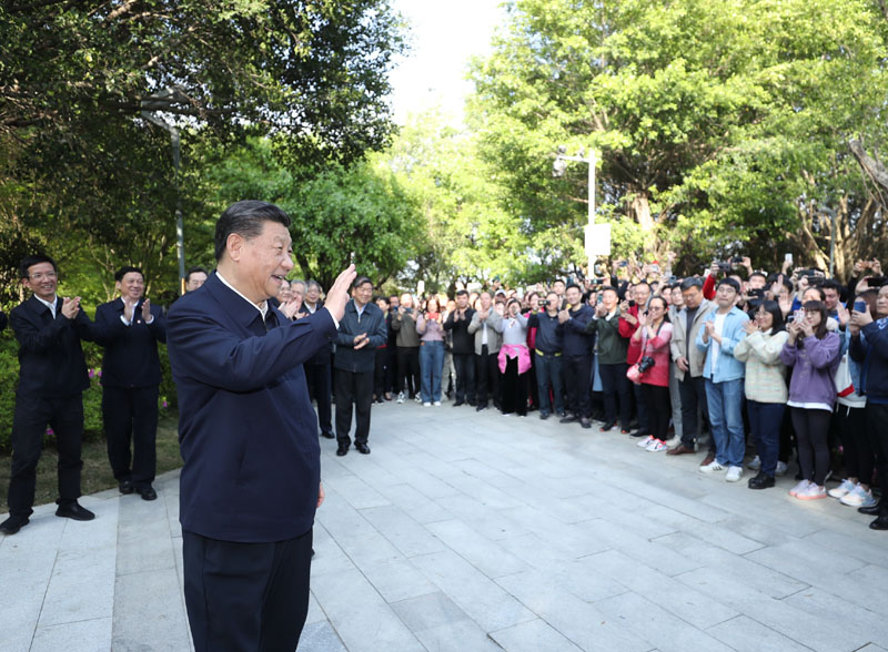 3月22日至25日，中共中央總書(shū)記、國(guó)家主席、中央軍委主席習(xí)近平在福建考察。這是24日下午，習(xí)近平在福州福山郊野公園考察時(shí)，向市民們招手致意。新華社記者 鞠鵬 攝