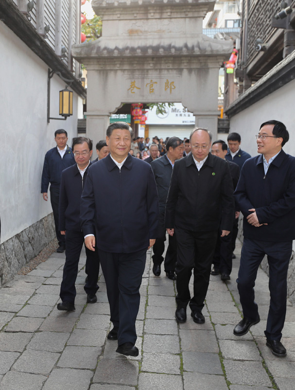 3月22日至25日，中共中央總書(shū)記、國(guó)家主席、中央軍委主席習(xí)近平在福建考察。這是24日下午，習(xí)近平在福州三坊七巷歷史文化街區(qū)步行察看郎官巷。新華社記者 王曄 攝