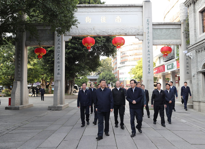 3月22日至25日，中共中央總書(shū)記、國(guó)家主席、中央軍委主席習(xí)近平在福建考察。這是24日下午，習(xí)近平在福州三坊七巷歷史文化街區(qū)步行察看南后街。新華社記者 王曄 攝