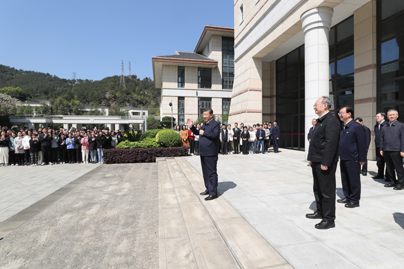 3月22日至25日，中共中央總書(shū)記、國(guó)家主席、中央軍委主席習(xí)近平在福建考察。這是25日上午，習(xí)近平在福州閩江學(xué)院考察時(shí)，同師生們親切交流。新華社記者 王曄 攝
