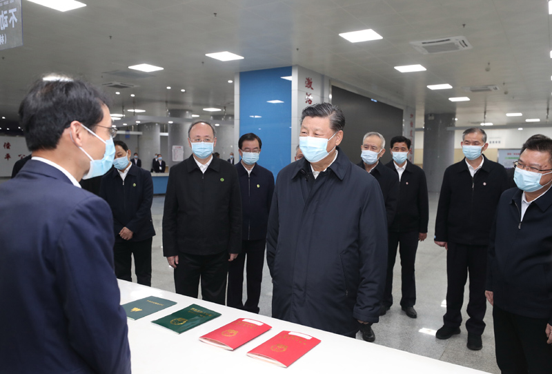 3月22日至25日，中共中央總書(shū)記、國(guó)家主席、中央軍委主席習(xí)近平在福建考察。這是23日下午，習(xí)近平在三明沙縣農(nóng)村產(chǎn)權(quán)交易中心考察。新華社記者 王曄 攝