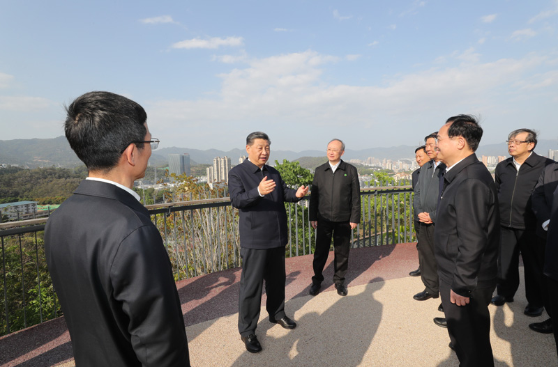 3月22日至25日，中共中央總書(shū)記、國(guó)家主席、中央軍委主席習(xí)近平在福建考察。這是24日下午，習(xí)近平在福州福山郊野公園觀景平臺(tái)，聽(tīng)取城市生態(tài)公園規(guī)劃建設(shè)、城市水系綜合治理情況匯報(bào)。新華社記者 王曄 攝