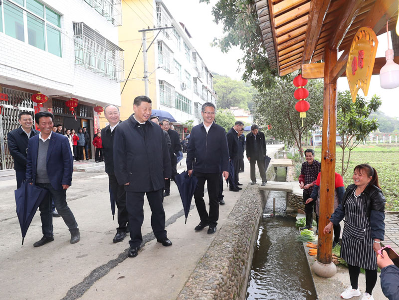 3月22日至25日，中共中央總書(shū)記、國(guó)家主席、中央軍委主席習(xí)近平在福建考察。這是23日下午，習(xí)近平在三明沙縣夏茂鎮(zhèn)俞邦村考察時(shí)，同村民親切交流。新華社記者 王曄 攝