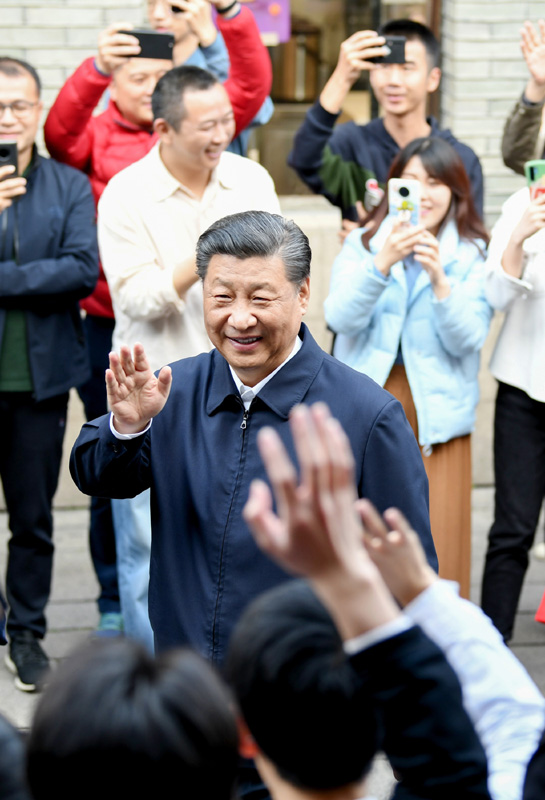 3月22日至25日，中共中央總書(shū)記、國(guó)家主席、中央軍委主席習(xí)近平在福建考察。這是24日下午，習(xí)近平在福州三坊七巷歷史文化街區(qū)考察時(shí)，向游客和市民招手致意。新華社記者 燕雁 攝