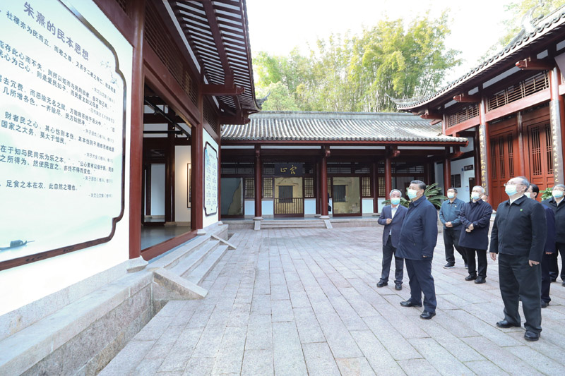 3月22日至25日，中共中央總書(shū)記、國(guó)家主席、中央軍委主席習(xí)近平在福建考察。這是22日下午，習(xí)近平在南平武夷山朱熹園，了解朱熹生平及理學(xué)研究等情況。新華社記者 鞠鵬 攝